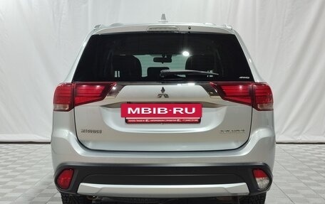 Mitsubishi Outlander III рестайлинг 3, 2017 год, 2 200 000 рублей, 6 фотография