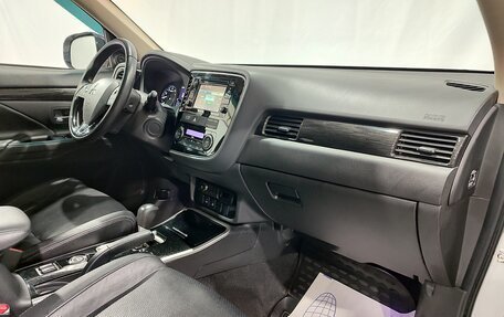 Mitsubishi Outlander III рестайлинг 3, 2017 год, 2 200 000 рублей, 14 фотография