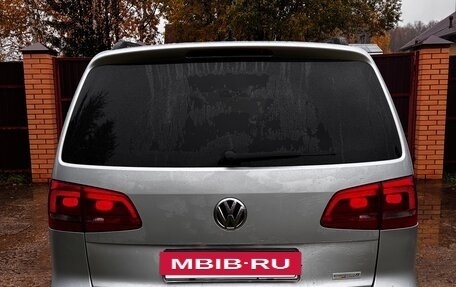 Volkswagen Touran III, 2011 год, 950 000 рублей, 3 фотография
