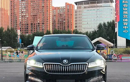 Skoda Superb III рестайлинг, 2022 год, 1 870 999 рублей, 2 фотография