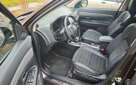 Mitsubishi Outlander III рестайлинг 3, 2021 год, 2 800 000 рублей, 6 фотография