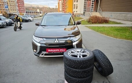 Mitsubishi Outlander III рестайлинг 3, 2021 год, 2 800 000 рублей, 3 фотография