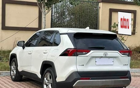 Toyota RAV4, 2021 год, 2 650 000 рублей, 6 фотография