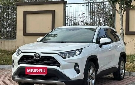 Toyota RAV4, 2021 год, 2 650 000 рублей, 4 фотография