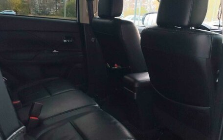 Mitsubishi Outlander III рестайлинг 3, 2017 год, 2 000 000 рублей, 9 фотография