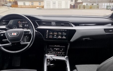 Audi e-tron I, 2020 год, 3 300 000 рублей, 24 фотография