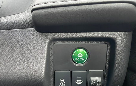 Honda Vezel, 2015 год, 1 570 000 рублей, 13 фотография