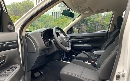 Mitsubishi Outlander III рестайлинг 3, 2022 год, 2 150 000 рублей, 11 фотография