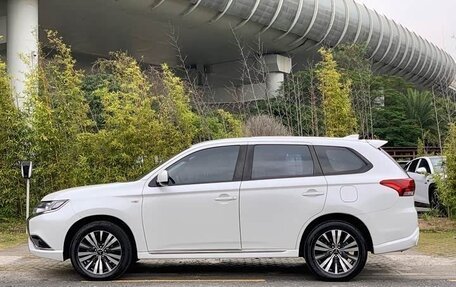 Mitsubishi Outlander III рестайлинг 3, 2022 год, 2 150 000 рублей, 6 фотография