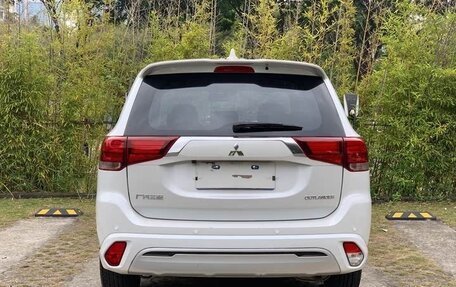 Mitsubishi Outlander III рестайлинг 3, 2022 год, 2 150 000 рублей, 5 фотография