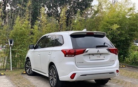 Mitsubishi Outlander III рестайлинг 3, 2022 год, 2 150 000 рублей, 8 фотография