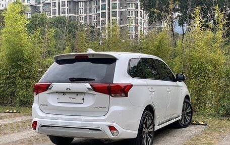 Mitsubishi Outlander III рестайлинг 3, 2022 год, 2 150 000 рублей, 4 фотография