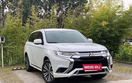 Mitsubishi Outlander III рестайлинг 3, 2022 год, 2 150 000 рублей, 2 фотография