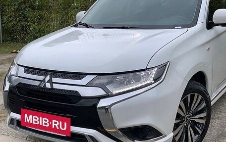 Mitsubishi Outlander III рестайлинг 3, 2022 год, 2 150 000 рублей, 7 фотография