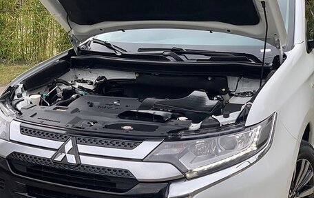 Mitsubishi Outlander III рестайлинг 3, 2022 год, 2 150 000 рублей, 19 фотография