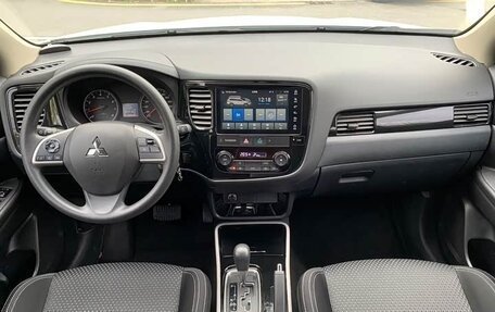 Mitsubishi Outlander III рестайлинг 3, 2022 год, 2 150 000 рублей, 17 фотография