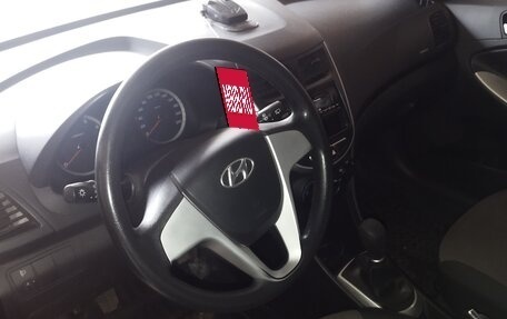 Hyundai Solaris II рестайлинг, 2012 год, 800 000 рублей, 3 фотография