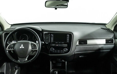 Mitsubishi Outlander III рестайлинг 3, 2014 год, 2 469 700 рублей, 13 фотография