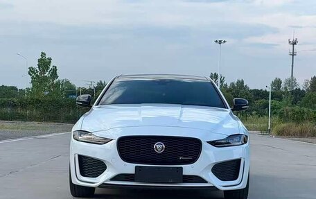 Jaguar XE I рестайлинг, 2021 год, 2 000 000 рублей, 2 фотография