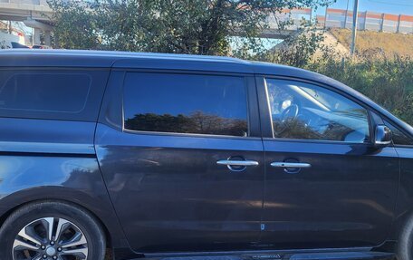 KIA Carnival III, 2020 год, 2 300 000 рублей, 2 фотография