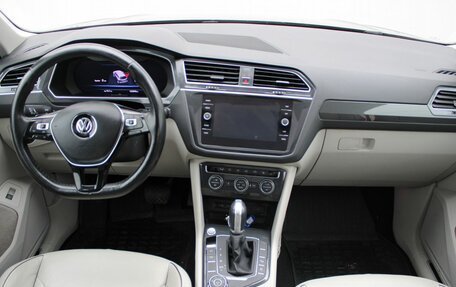 Volkswagen Tiguan II, 2018 год, 2 599 000 рублей, 11 фотография