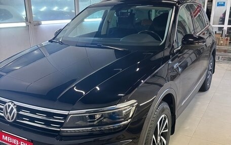 Volkswagen Tiguan II, 2018 год, 2 550 000 рублей, 2 фотография