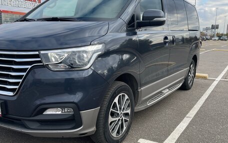 Hyundai Grand Starex Grand Starex I рестайлинг 2, 2018 год, 3 600 000 рублей, 1 фотография