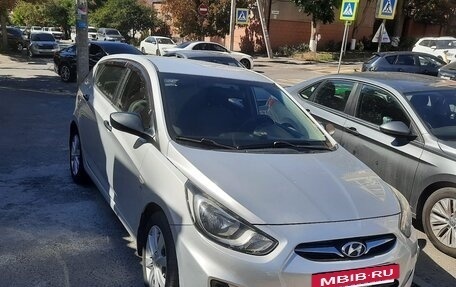 Hyundai Solaris II рестайлинг, 2011 год, 830 000 рублей, 2 фотография