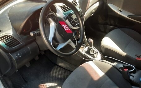 Hyundai Solaris II рестайлинг, 2011 год, 830 000 рублей, 4 фотография