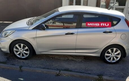 Hyundai Solaris II рестайлинг, 2011 год, 830 000 рублей, 5 фотография