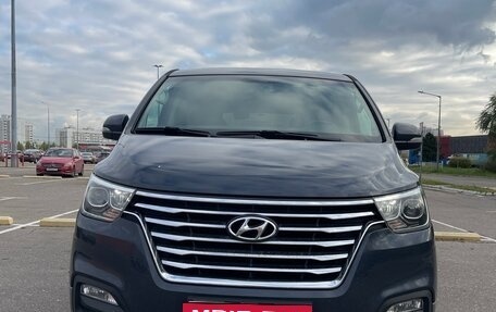 Hyundai Grand Starex Grand Starex I рестайлинг 2, 2018 год, 3 600 000 рублей, 2 фотография