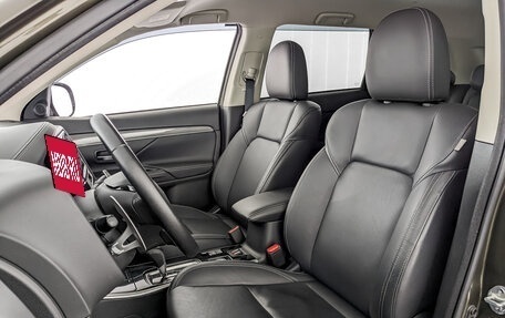 Mitsubishi Outlander III рестайлинг 3, 2019 год, 2 500 000 рублей, 20 фотография