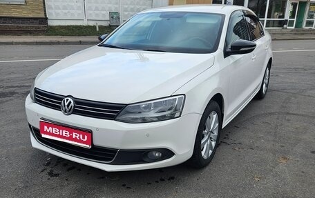Volkswagen Jetta VI, 2013 год, 985 000 рублей, 1 фотография