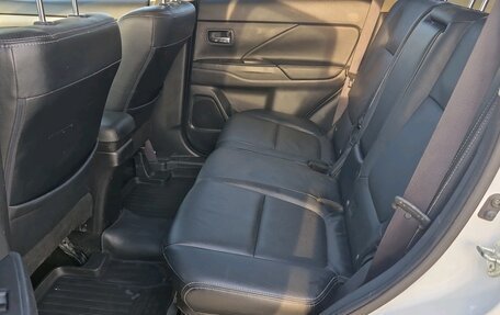 Mitsubishi Outlander III рестайлинг 3, 2014 год, 1 390 000 рублей, 7 фотография