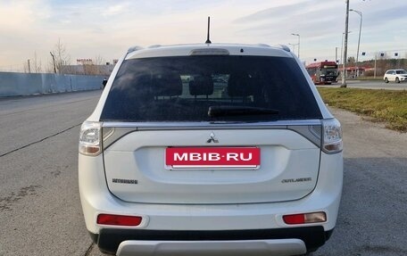 Mitsubishi Outlander III рестайлинг 3, 2014 год, 1 390 000 рублей, 4 фотография