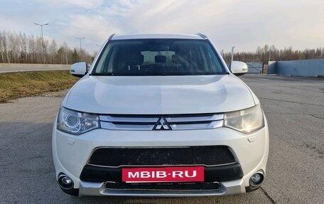 Mitsubishi Outlander III рестайлинг 3, 2014 год, 1 390 000 рублей, 3 фотография