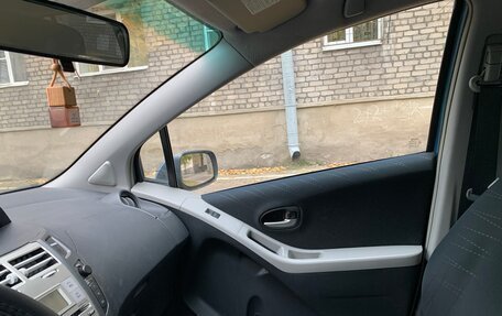 Toyota Yaris III рестайлинг, 2008 год, 550 000 рублей, 11 фотография