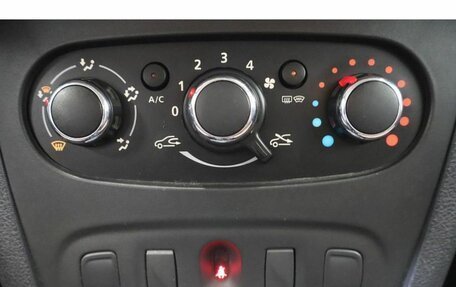 Renault Logan II, 2019 год, 1 049 000 рублей, 11 фотография