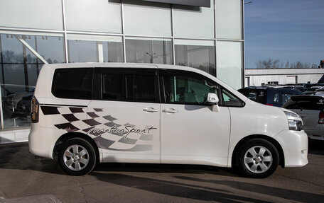 Toyota Voxy II, 2010 год, 1 398 000 рублей, 6 фотография