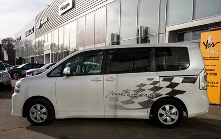 Toyota Voxy II, 2010 год, 1 398 000 рублей, 10 фотография