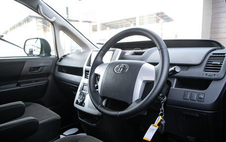 Toyota Voxy II, 2010 год, 1 398 000 рублей, 11 фотография