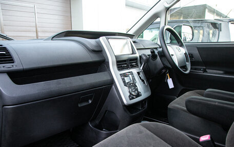 Toyota Voxy II, 2010 год, 1 398 000 рублей, 18 фотография