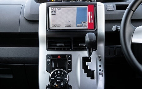 Toyota Voxy II, 2010 год, 1 398 000 рублей, 17 фотография