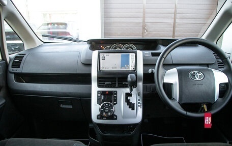 Toyota Voxy II, 2010 год, 1 398 000 рублей, 16 фотография