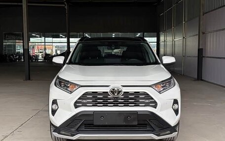 Toyota RAV4, 2021 год, 2 320 000 рублей, 2 фотография
