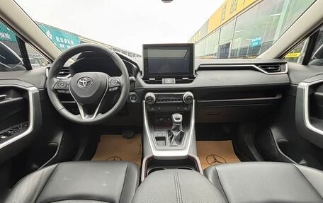 Toyota RAV4, 2021 год, 2 320 000 рублей, 5 фотография