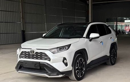 Toyota RAV4, 2021 год, 2 320 000 рублей, 3 фотография