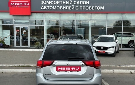 Mitsubishi Outlander III рестайлинг 3, 2020 год, 2 425 000 рублей, 5 фотография