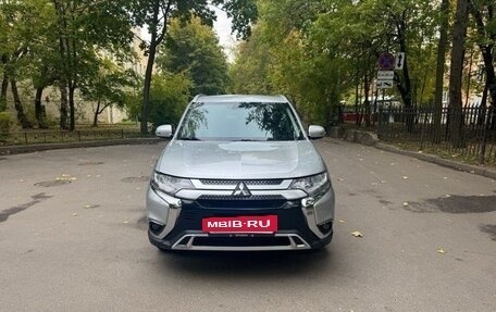 Mitsubishi Outlander III рестайлинг 3, 2018 год, 1 710 000 рублей, 4 фотография