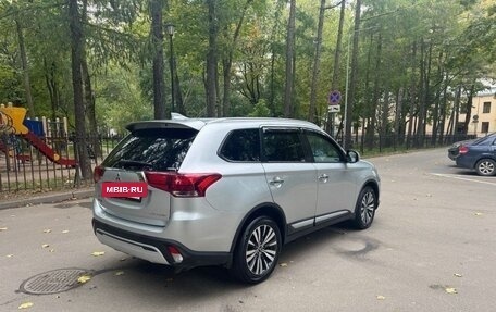 Mitsubishi Outlander III рестайлинг 3, 2018 год, 1 710 000 рублей, 3 фотография